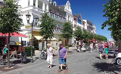 Blick in die Hauptstraße des Ostseebades Binz