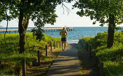 Läufer zum Strand im Ostseebad binz