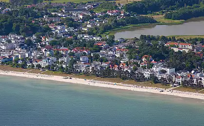 Seeseitige Luftaufnahme des Ostseebades Binz
