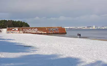 Mauer im Winter am Strand Prora