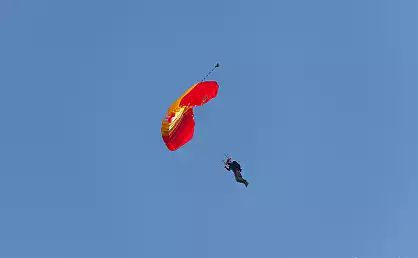 Fallschirmspriger beim Flugtag in Güttin auf Rügen