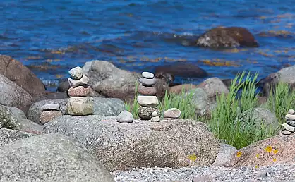 Gestapelte Strandsteine an der Ostsee