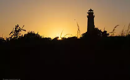Umriss des Leuchtturms beim Sonnenuntergang am Kap Arkona