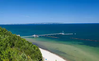 Blick vom Hochufer zur Seebrücke im Ostseebad Sellin