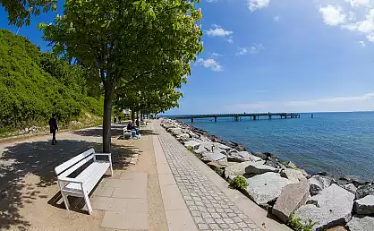 Parkbänke an der Uferpromenade Sassnitz