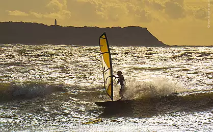 Surfer in der Abendsonne auf der Ostsee vor Dranske