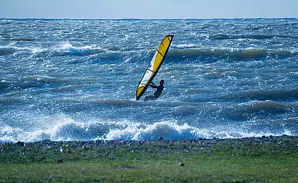 Tosende Ostsee mit Surfer vor Dranske