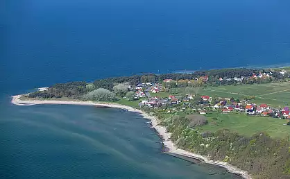 Luftaufnahme von Thiessow mit Strandpartie