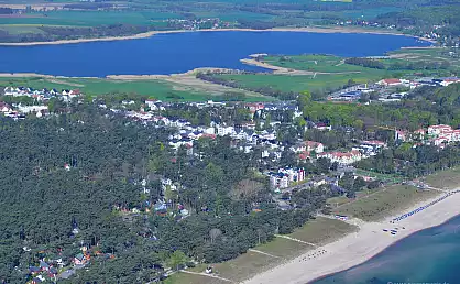 Luftaufnahme des Ostseebades Baabe mit Selliner See
