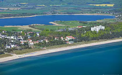 Luftaufnahme des Ostseebades Baabe mit Cliff-Hotel