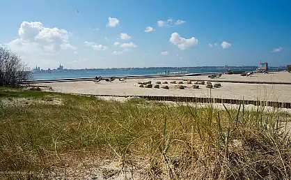Neu gestaltete Altefährer Strand am Strelasund