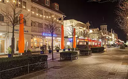Hauptstraße des Ostseebades Binz nachts im Winter