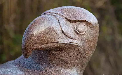 Steinskulptur eines Seeadlers im Kurpark Glowe