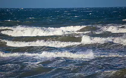 Stürmische Ostsee mit großen Wellen