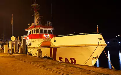 Seenotrettungskreuzer nachts im Stadthafen Sassnitz