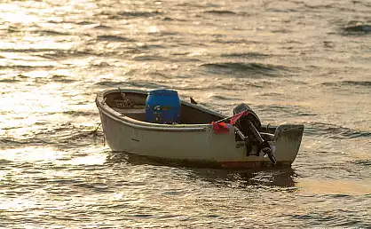 Fischerboot in der Abendsonne auf dem Rügischen Bodden