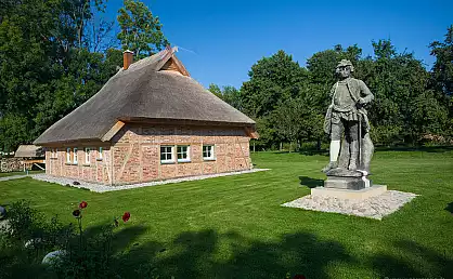 Verräterhaus in Stresow mit Statue des Soldatenkönigs