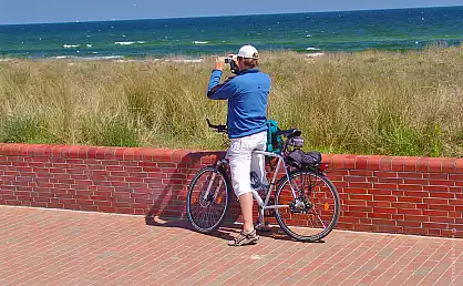 Fotopause eines Radfahrers auf der Promenade Ostseebad Baabe