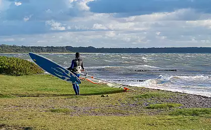 Surfer an der Ostseeküste von Dranske