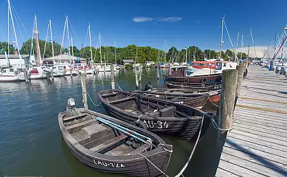 Alte Fischerboote im Lauterbacher Hafen