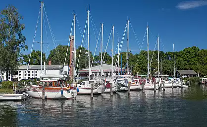 Yachtwerft im Lauterbacher Hafen