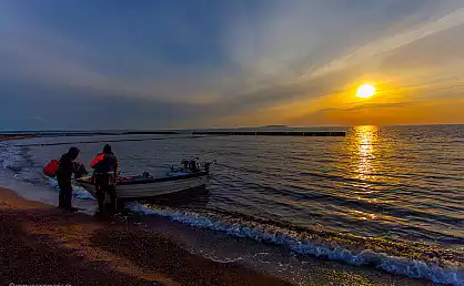 Sonnenuntergang mit Angelboot am Dransker Strand