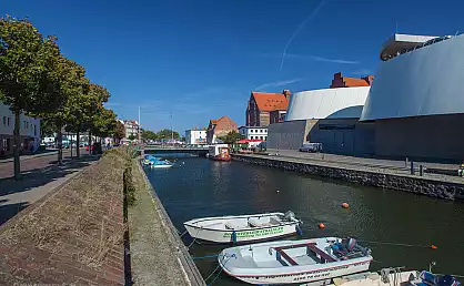 Bootsverleih am Fährkanal der Hafeninsel Stralsund