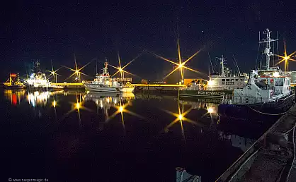 Schiffe nachts im Sassnitzer Stadthafen