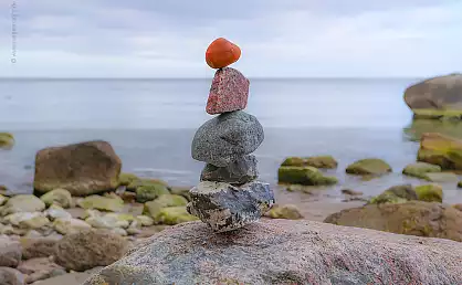Steinhäufchen am Strand - die sogenannten Steinmänchen