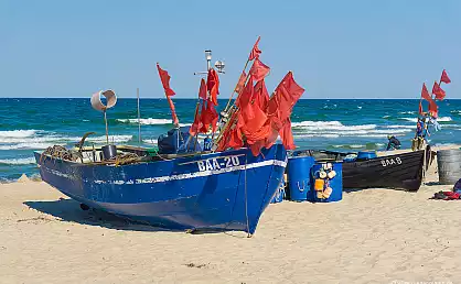 Fischerboote am Strand des Ostseebades Baabe Anfang Mai