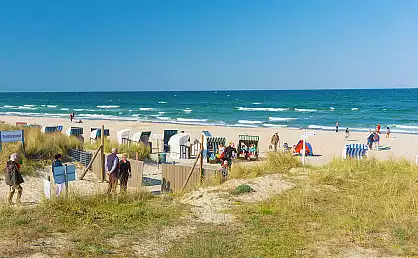 Strandkörbe am Ostseebad Baabe Anfang Mai