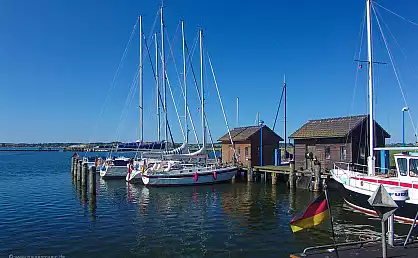 Segelboote im Hafen Gager