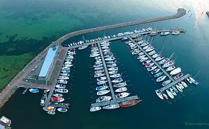 Luftaufnahme vom Hafen Glowe auf der Insel Rügen