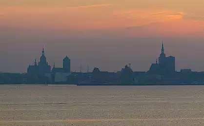 Blick von Altefähr auf die vom Sonnenuntergang gezeichnete Hansestadt Stralsund