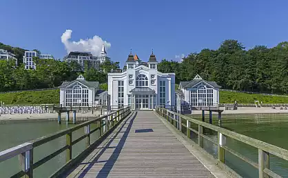 Seebrücke Sellin - Seebrückenrestaurant mit Strand