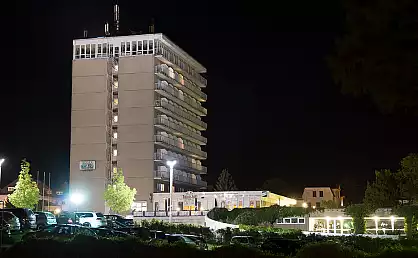 Rügen-Hotel in Sassnitz bei Nacht