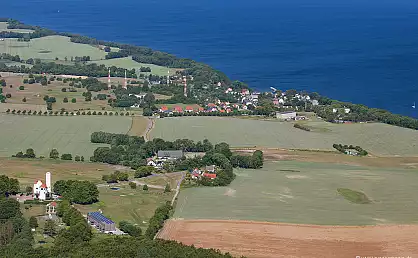 Luftaufnahme von Lohme mit Schloss Ranzow