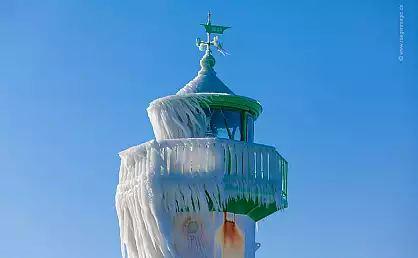 Eiszapfen am vereisten Leuchtturm in Sassnitz