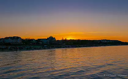 Sonnenuntergang über dem Strand des Ostseebades Binz