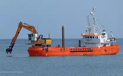 Dänische Baggerschiff Margarethe Fighter beim Baggern vor Sassnitz