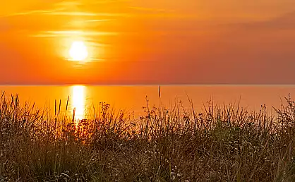 Morgensonne über dem Ostseestand Göhren