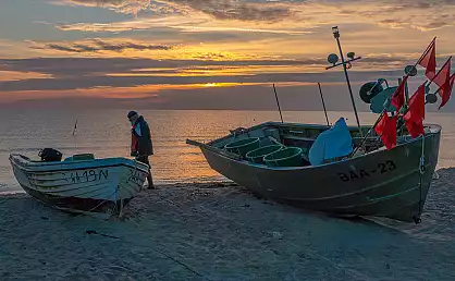 Fischerboote am frühen Morgen am Ostseestrand Baabe