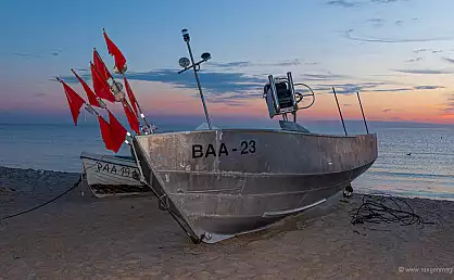 Fischerboot am frühen Morgen am Ostseestrand Baabe