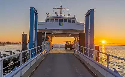 Fähre Vitte im Hafen Schaprode beim Sonnenuntergang