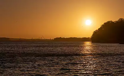 Sonnenuntergang im Januar über der Bucht von Mukran