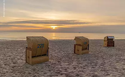 Strandköbe in der Morgensonne am Ostseestrand Prora