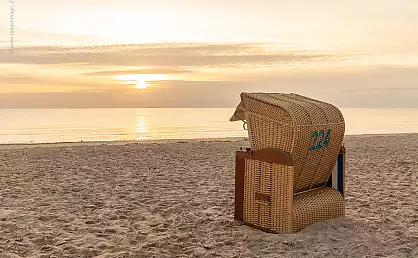 Strandkorb in der Morgensonne am Ostseestrand Prora