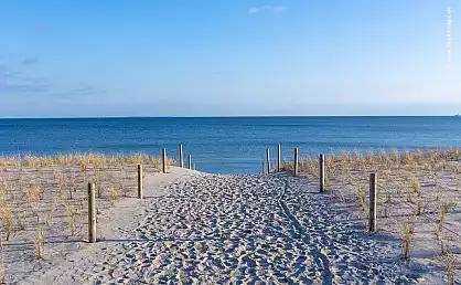Strandzugang am Südstrand des Ostseebades Göhren im Februar