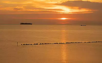 Orange Morgensonne über der Ostsee