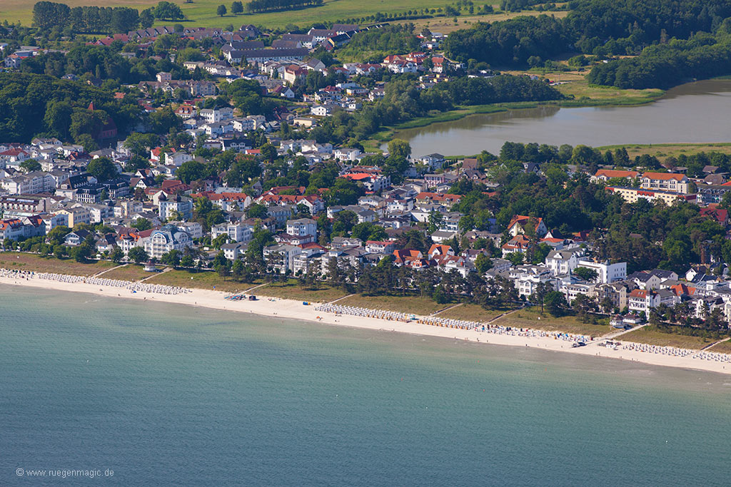 Seeseitige Luftaufnahme des Ostseebades Binz